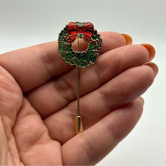 Vintage Red and Green Enamel Christmas Wreath Stick Pin with Bow and Holly - Picture 2 of 6